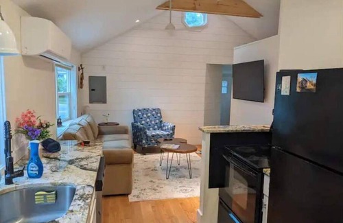 South Kingstown House | Renovated Modern Cabin on Narrow River with Oceanfront Pool