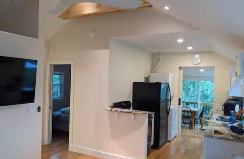 South Kingstown House | Renovated Modern Cabin on Narrow River with Oceanfront Pool