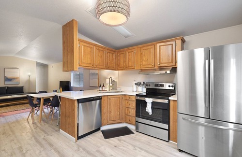 Dunsmuir Cabin | Stylish Redwood Cabin with Family-Friendly Amenities