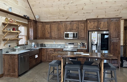 Rising Fawn Cabin | Discover a Modern Cabin with Hot Tub Near Cloudland Canyon