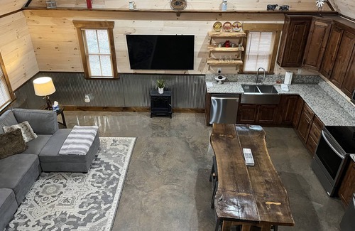 Rising Fawn Cabin | Discover a Modern Cabin with Hot Tub Near Cloudland Canyon