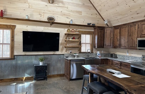 Rising Fawn Cabin | Discover a Modern Cabin with Hot Tub Near Cloudland Canyon