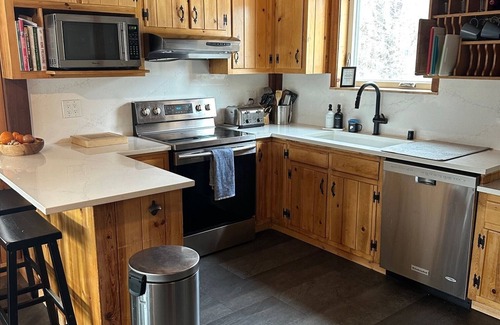 Weed Cabin | Scenic Cabin Retreat with Mt Shasta Views & Pool Access