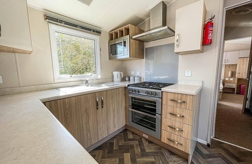 Corton House | Cozy Caravan Retreat with Ocean View at Azure Seas