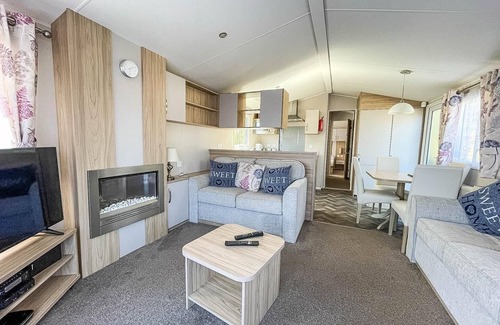 Corton House | Cozy Caravan Retreat with Ocean View at Azure Seas