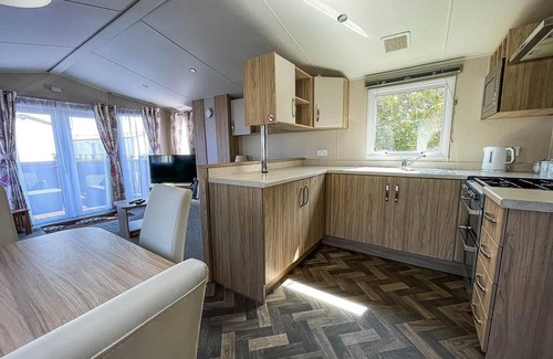 Corton House | Cozy Caravan Retreat with Ocean View at Azure Seas