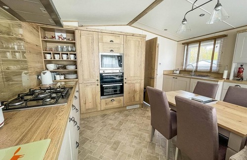 Saxmundham House | Contemporary Caravan with Decking, WiFi & Perfect Ratings