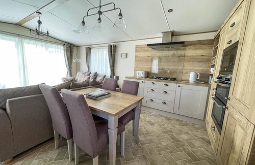 Saxmundham House | Contemporary Caravan with Decking, WiFi & Perfect Ratings