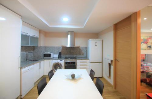 San Anton Apartment | Modern CasaTuris Apartment with Scenic Castle Views
