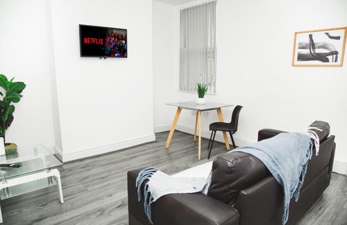 Bootle House | Budget-Friendly Modern Central Oasis for Your Getaway