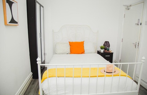 Bootle House | Budget-Friendly Modern Central Oasis for Your Getaway