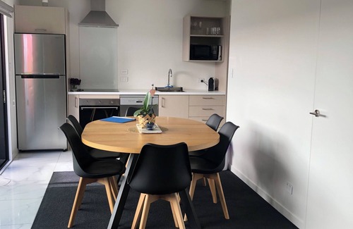 Sydenham House | Modern, central, vibrant 3-bedroom townhome with AC and WiFi in Christchurch