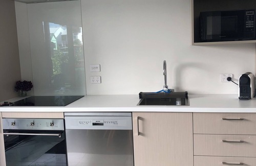 Sydenham House | Modern, central, vibrant 3-bedroom townhome with AC and WiFi in Christchurch