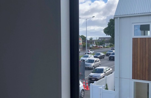 Sydenham House | Modern, central, vibrant 3-bedroom townhome with AC and WiFi in Christchurch