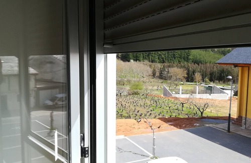 Arganza House | Pet-Friendly Modern Chalet Surrounded by Scenic Vineyards