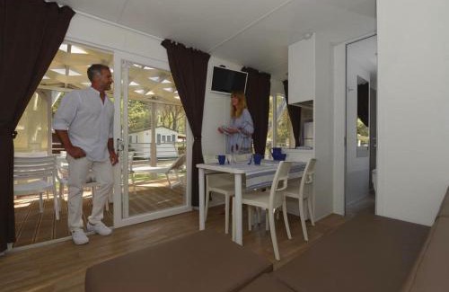 Baia Domizia Ski Chalet | Relax at Belvilla by OYO Baia Domizia Villaggio Camping