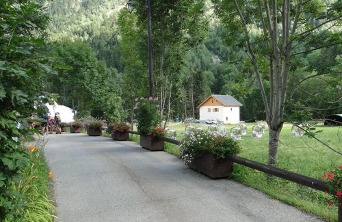Venosc Ski Chalet | Modern Chalet in V nosc with Pool and Family-Friendly Amenities