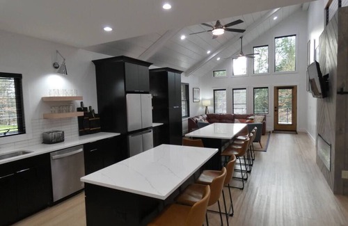 Monticello Ski Chalet | Impressive Chalet with Hot Tub & Lake Access - 10/10 Rated