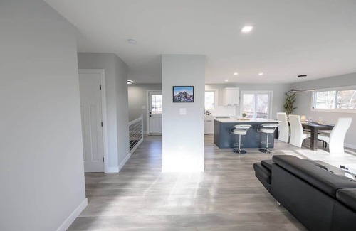 Grande Prairie House | Modern Charm | Full House | Free WI-FI
