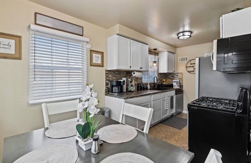 Milwaukee House | Stylish Family Home with Spa & Hot Tub - 10/10 Guest Rated