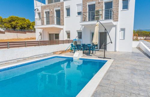 Isthmia Villa | Bright Oceanfront Villa in Corinth with Pool & Pet-Friendly