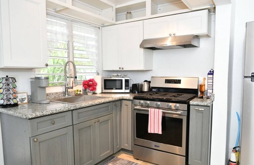 Estate Whim Apartment | Stylish 1BR Apartment with Island Fruit Garden & Kitchen