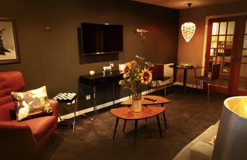 Leith Apartment | Modern Chic Apartment with Free Parking and Gym Access
