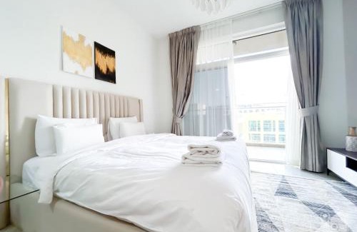 Al Barsha Apartment | Stylish Studio in Dubai with Balcony & Oceanfront Views