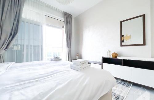 Al Barsha Apartment | Stylish Studio in Dubai with Balcony & Oceanfront Views