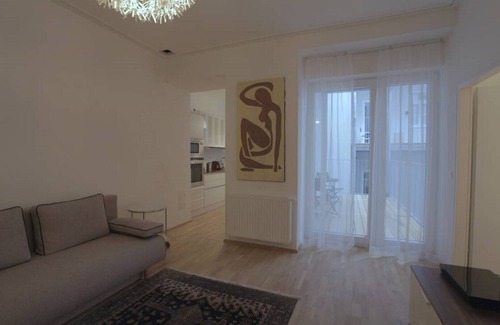 Brigittenau Apartment | Modern City Apartment with Balcony - Guest Rated 10/10