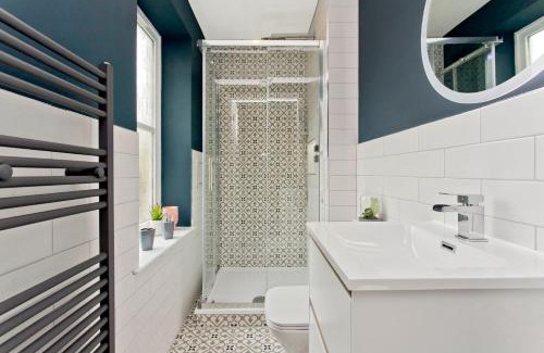 Bonnington Apartment | Contemporary City Centre Apartments with Private Parking