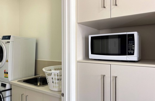Wagga Wagga Apartment | Modern City Townhouse with Breakfast and Family Amenities
