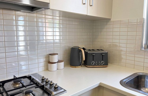 Wagga Wagga Apartment | Modern City Townhouse with Breakfast and Family Amenities