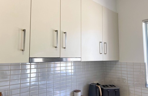 Wagga Wagga Apartment | Modern City Townhouse with Breakfast and Family Amenities