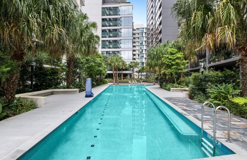 Newstead Apartment | Modern City View Apt Parking Pool Wifi for Busniess & Leisure