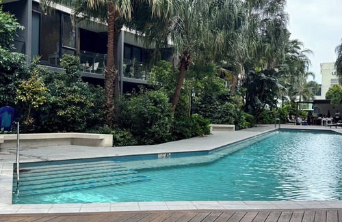 Newstead Apartment | Modern City View Apt Parking Pool Wifi for Busniess & Leisure