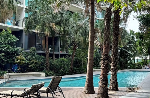 Newstead Apartment | Modern City View Apt Parking Pool Wifi for Busniess & Leisure