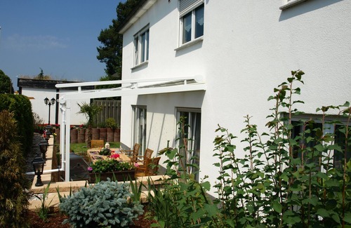 Markkleeberg Apartment | Stylish City Villa in Markkleeberg with Pool & Ocean View