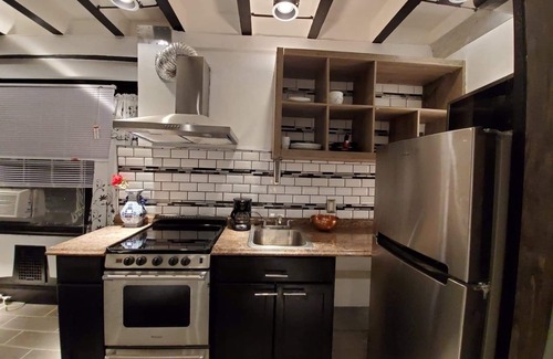 Camden Apartment | Modern Classic Suite with Pool and Spa in Downtown Camden