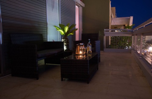 Glyfada Apartment | Stylish Central Apartment with Pool & Pet-Friendly Options