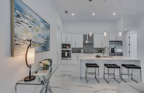 Mariner Villa | Modern Coastal Retreat: 3 Bedrooms with Pool & Hot Tub