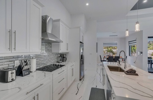 Mariner Villa | Modern Coastal Retreat: 3 Bedrooms with Pool & Hot Tub