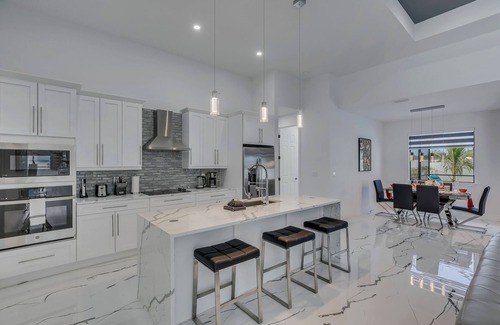 Mariner Villa | Modern Coastal Retreat: 3 Bedrooms with Pool & Hot Tub