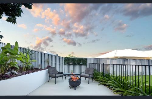 Bushland Beach House | Modern Coastal Home Luxury Stay in Bushland Beach QLD 4818