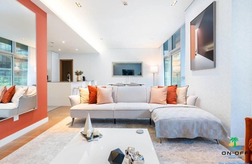 Jumeirah Apartment | Vibrant & Cozy Design with Pool and Breakfast Included
