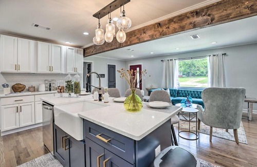 Tuskegee House | Vibrant Home Near Tuskegee University - Ideal for Families