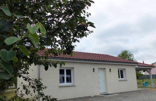 Saint-Remy-en-Rollat Cottage | Discover Gite Saint-Rémy-en-Rollat: Family-Friendly Retreat