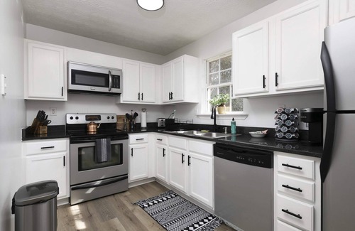 Cartersville House | Guest Rated: 10/10 Modern Townhouse with Private Bedrooms
