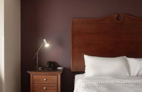 Parker Hotel | Modern Comfort Near Arts, Nature, & Dining in Charming Parker