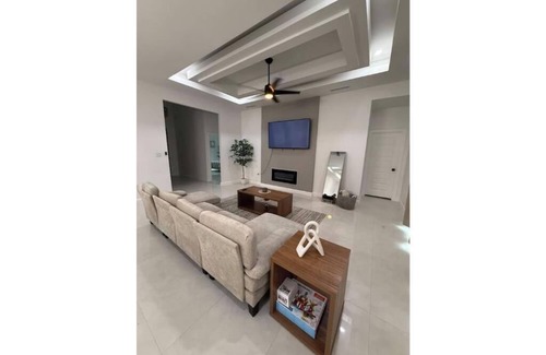 Olmito House | Modern Comfort near Zoo & Space